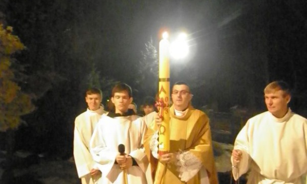 Liturgii Wigilii Paschalnej w Cielądzu przewodniczył o. Dariusz W. Andrzejewski