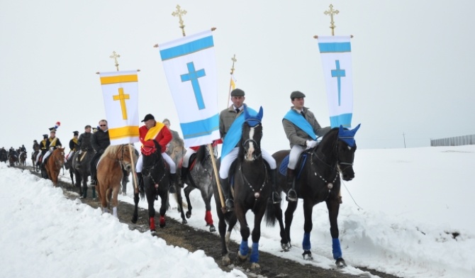 Wielkanocne procesje konne mimo śniegu