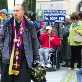  Ks. Tomasz Filipek  od lat jest zaangażowany w duszpasterstwo niepełnosprawnych