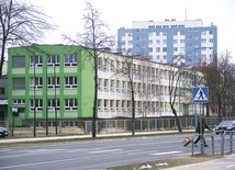  Drugie LO swoje edukacyjne narodziny miało w roku szkolnym 1997/98. Dziś w szkole uczy się młodzież z terenu całego Dolnego Śląska