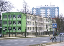  Drugie LO swoje edukacyjne narodziny miało w roku szkolnym 1997/98. Dziś w szkole uczy się młodzież z terenu całego Dolnego Śląska