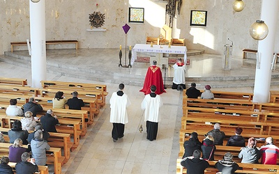  Spotkanie z żyjącymi w związkach niesakramentalnych zakończyła adoracja Najświętszego Sakramentu