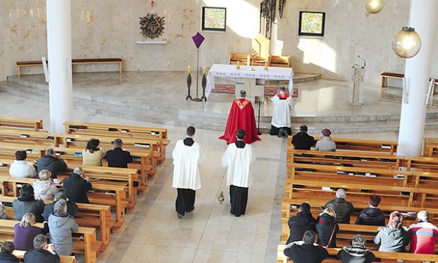  Spotkanie z żyjącymi w związkach niesakramentalnych zakończyła adoracja Najświętszego Sakramentu