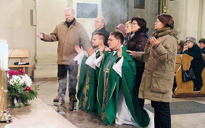 Kościół oo. pijarów w Łowiczu. Modlitwa nad kapłanami przygotowująca ich do udzielenia błogosławieństwa przez nałożenie rąk