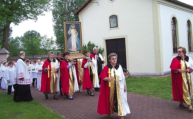  W Bełchowie członkowie „Faustinum” mają specjalne  biało-czerwone płaszcze, symbolizujące krew i wodę