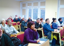 56 studentów-seniorów zasiadło w ławach AP, niektórzy ramię w ramię z wnukami.