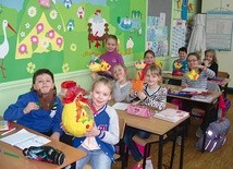 Dzieci z SP nr 13 w Tarnowskich Górach podczas przygotowywania koszyczków i ozdób świątecznych
