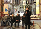  Adam Regiewicz (stoi) podczas katechezy neokatechumenalnej w kościele św. Anny w Zabrzu