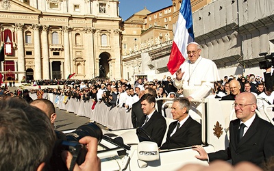  Maciek mógł z bliska obserwować gesty nowego papieża