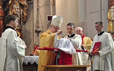  Bp Andrzej Czaja przygotowuje Krzyżmo święte. Po liturgii poświęcone oleje trafiły  do wszystkich parafii w diecezji