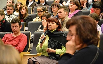  W dyskusję po wykładzie ks. dr. hab. Antoniego Bartoszka włączyło się wielu uczestników