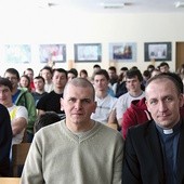 Ks. Wojciech Jamroziński i Tomasz Chruśliński namawiali maturzystów do ratowania chorych na białaczkę