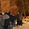 Ponad 100 osób przyszło pod pomnik Jana Pawła II przy płockiej katedrze