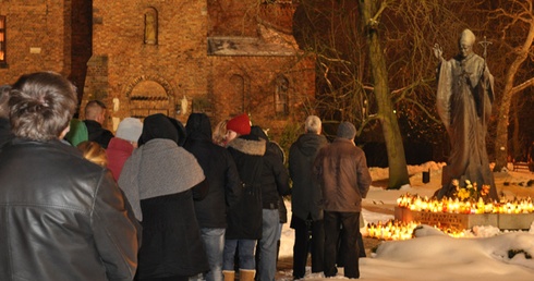 Ponad 100 osób przyszło pod pomnik Jana Pawła II przy płockiej katedrze