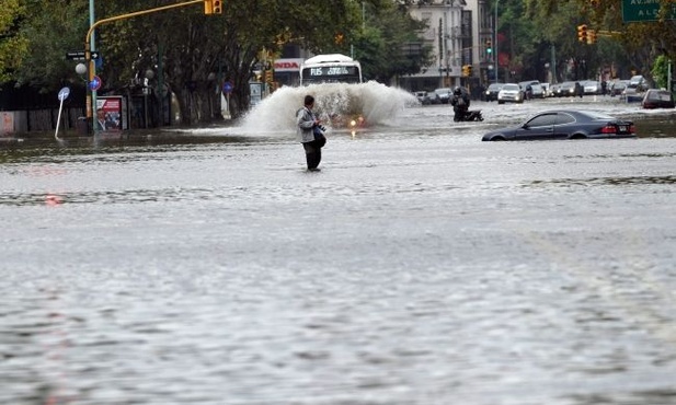 Co najmniej 25 ofiar powodzi w mieście La Plata