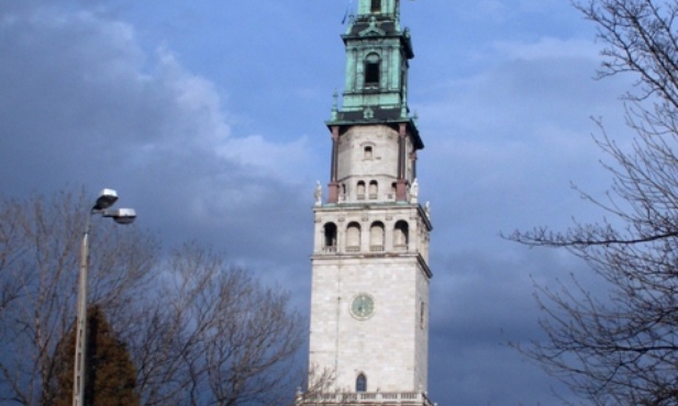 Wieża jasnogórskiego klasztoru pokazuje, gdzie znajduje się duchowe centrum narodu