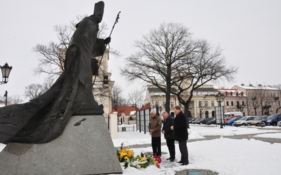 Złożenie kwiatów przed pomnikiem papieskim w Łowiczu przez władze powiatu