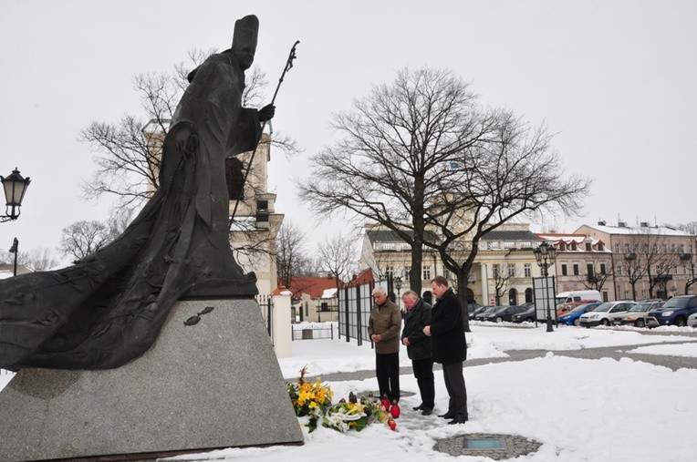 Złożenie kwiatów przed pomnikiem papieskim w Łowiczu przez władze powiatu