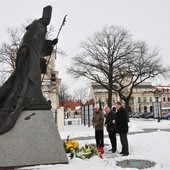 Złożenie kwiatów przed pomnikiem papieskim w Łowiczu przez władze powiatu