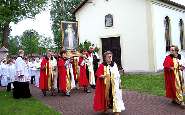 Myje nam twarz, podaje rękę