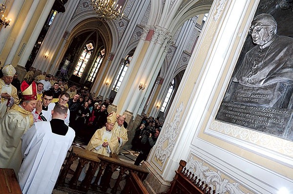 Tablica z płaskorzeźbą poświęcona przez bp. Henryka Tomasika jest darem duchowieństwa i wiernych