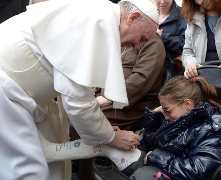 Papież złożył podpis na gipsie dziewczynki