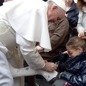 Papież złożył podpis na gipsie dziewczynki