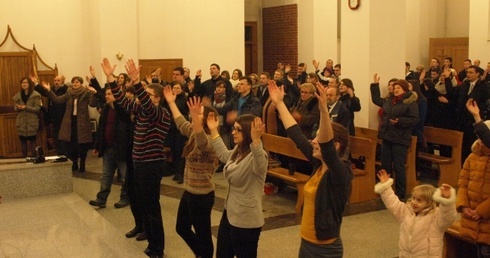 Uczestnicy spotkania uwielbiali Boga modlitwą i śpiewem