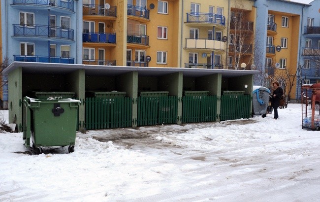 Segregowanie odpadów na osiedlach umożliwiają odpowiednie kontenery