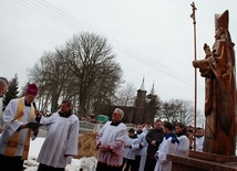 Bp Piotr Libera poświęcił dom rekolekcyjny i pomnik jego Patrona 