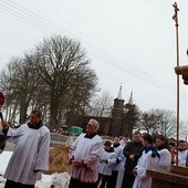 Bp Piotr Libera poświęcił dom rekolekcyjny i pomnik jego Patrona 