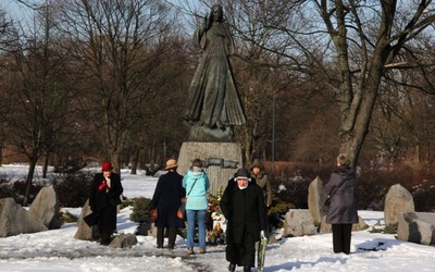 Pierwsza Msza św. przy posągu, połączona z jego poświęceniem, odbyła się w 2001 r.