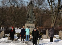 Pierwsza Msza św. przy posągu, połączona z jego poświęceniem, odbyła się w 2001 r.