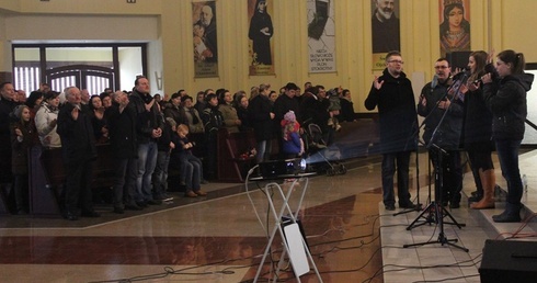 To On zabiera cię do gospody