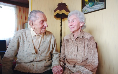 – Miłość potrzebuje cierpliwości, tolerancji i wyrozumiałości – przekonują jubilaci Po prawej: Zdjęcie ślubne  z 3 marca 1943 roku
