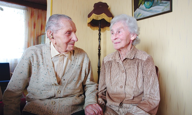 – Miłość potrzebuje cierpliwości, tolerancji i wyrozumiałości – przekonują jubilaci Po prawej: Zdjęcie ślubne  z 3 marca 1943 roku