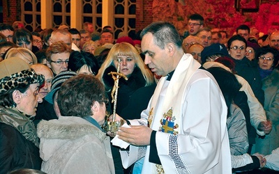 Wierni zgromadzeni w kościele pw. Ducha Świętego uczcili relikwie z krwi bł. Jana Pawła II przyniesione z Góry Chełmskiej