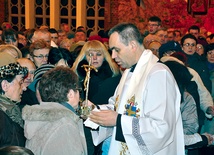 Wierni zgromadzeni w kościele pw. Ducha Świętego uczcili relikwie z krwi bł. Jana Pawła II przyniesione z Góry Chełmskiej