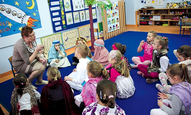  Mali aktorzy z katechetką Ireną Kubalą