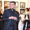  Ksiądz Jerzy Babiak osobiście otworzył wystawę 4 kwietnia
