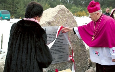   Odsłonięcie pamiątkowej tablicy przez prezydentową Karolinę Kaczorowską i bp. Józefa Zawitkowskiego