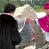   Odsłonięcie pamiątkowej tablicy przez prezydentową Karolinę Kaczorowską i bp. Józefa Zawitkowskiego