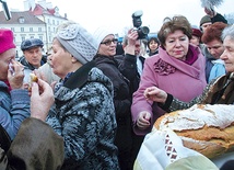  Tradycyjne przywitanie na polskiej ziemi – chlebem i solą