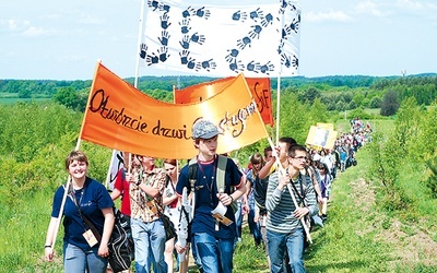  Od początku do końca pielgrzymkę organizuje kilkunastoletnia młodzież, co zasługuje na uznanie 