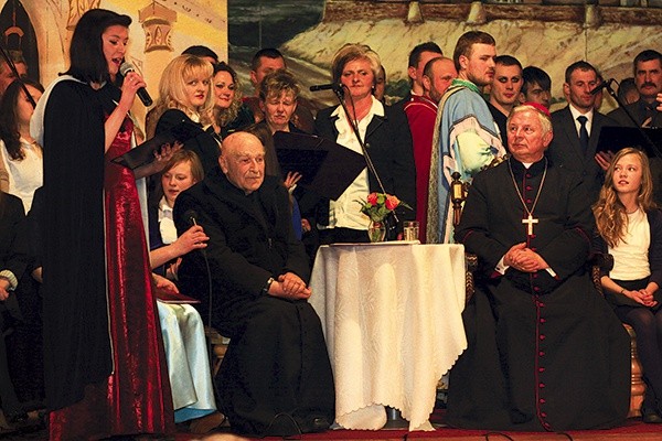  Bp Henryk Tomasik składał gratulacje aktorom i założycielowi teatru