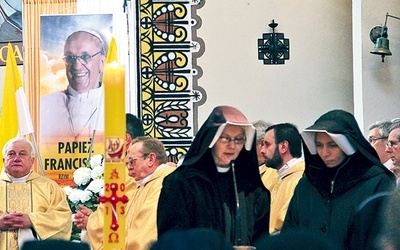 Na uroczystość tłumnie przyjechali duchowni, przedstawiciele władz dzielnicy, państwowych, dyplomaci oraz mieszkańcy stolicy. Wiele osób nie zmieściło się w świątyni