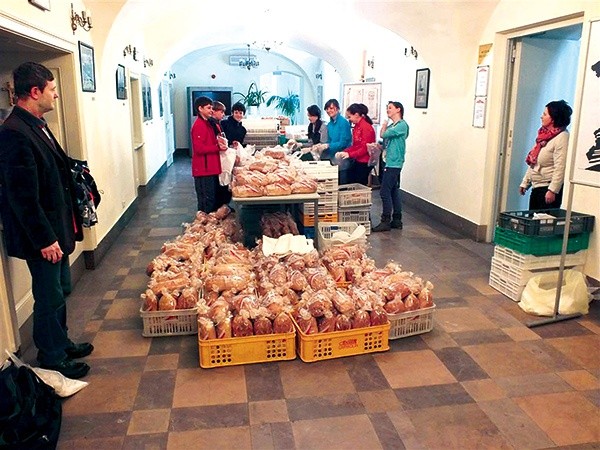 Jedną z ostatnich akcji charytatywnych płockiej Caritas było śniadanie wielkanocne dla osób biednych i bezdomnych, które przygotowano na dziedzińcu opactwa pobendyktyńskiego