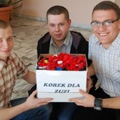 Alumni (od lewej): Damian Sadza, Grzegorz Dąbrowski i Paweł Zubek zachęcają do włączenia się w akcję