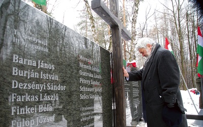 Dr Imre Molnar z ambasady węgierskiej 4 kwietnia w Murckach przed nową tablicą z nazwiskami zamordowanych tu Węgrów