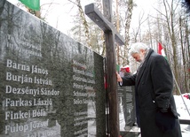 Dr Imre Molnar z ambasady węgierskiej 4 kwietnia w Murckach przed nową tablicą z nazwiskami zamordowanych tu Węgrów